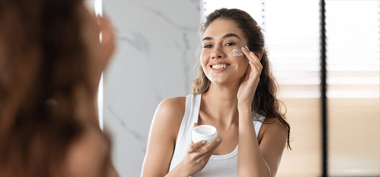 Cura della pelle del viso dopo i trattamenti estetici