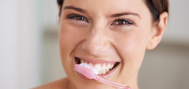 Sbiancare i denti in modo naturale: la verità sul bicarbonato