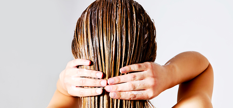Cura dei capelli dopo l’estate: rimedi naturali per idratarli e rinforzarli