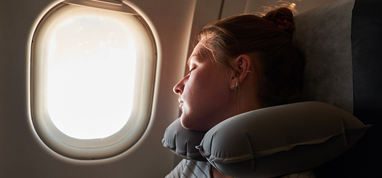 Come dormire in aereo: trucchi e consigli per riposare in quota