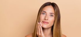 Pelle spenta in autunno? Usa il collagene!