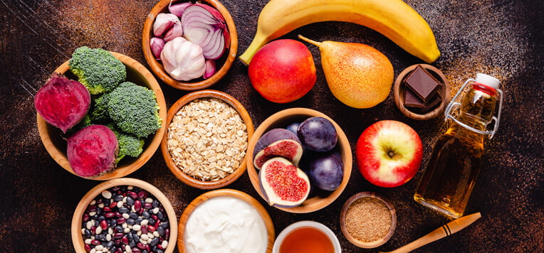 Intestino pigro e gonfiore: il giusto mix tra acqua e fibre per ritrovare la regolarità