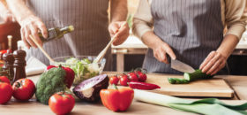 Reflusso e bruciore di stomaco: i falsi amici a tavola e le abitudini per “spegnere l’incendio”